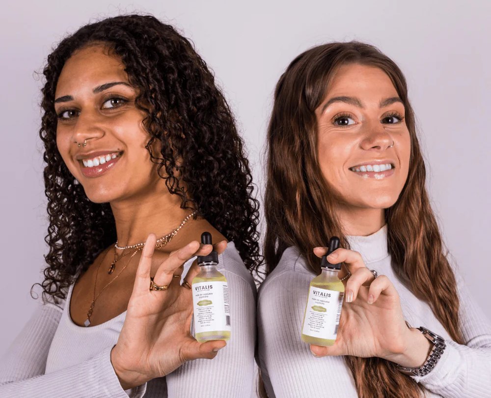 Deux femmes tenant un flacon de sérum Vitalis